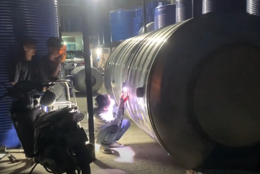 Hàn sửa bồn inox tại cửa hàng Long Đại Thành